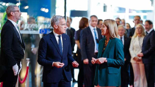 El primer ministro canadiense, Mark Carney, dialoga con Roberta Metsola, presidenta del Parlamento Europeo.