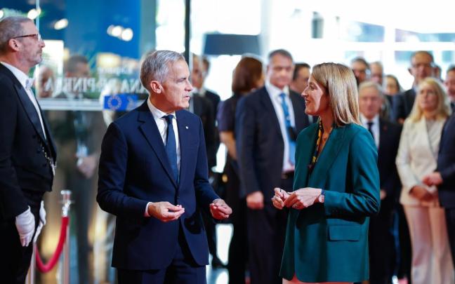 El primer ministro canadiense, Mark Carney, dialoga con Roberta Metsola, presidenta del Parlamento Europeo.