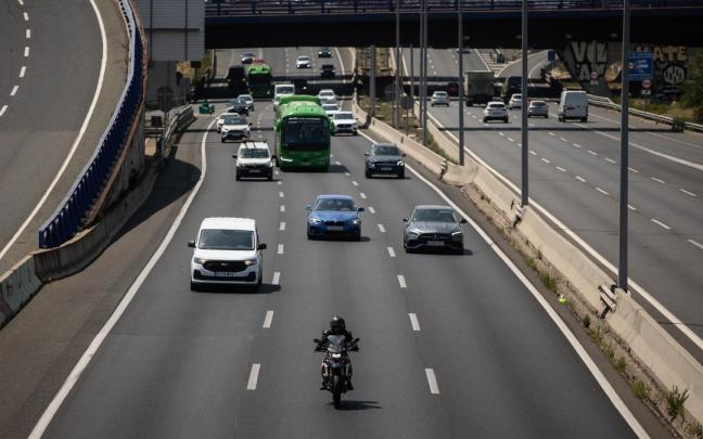 Vehículos transitan por la A2