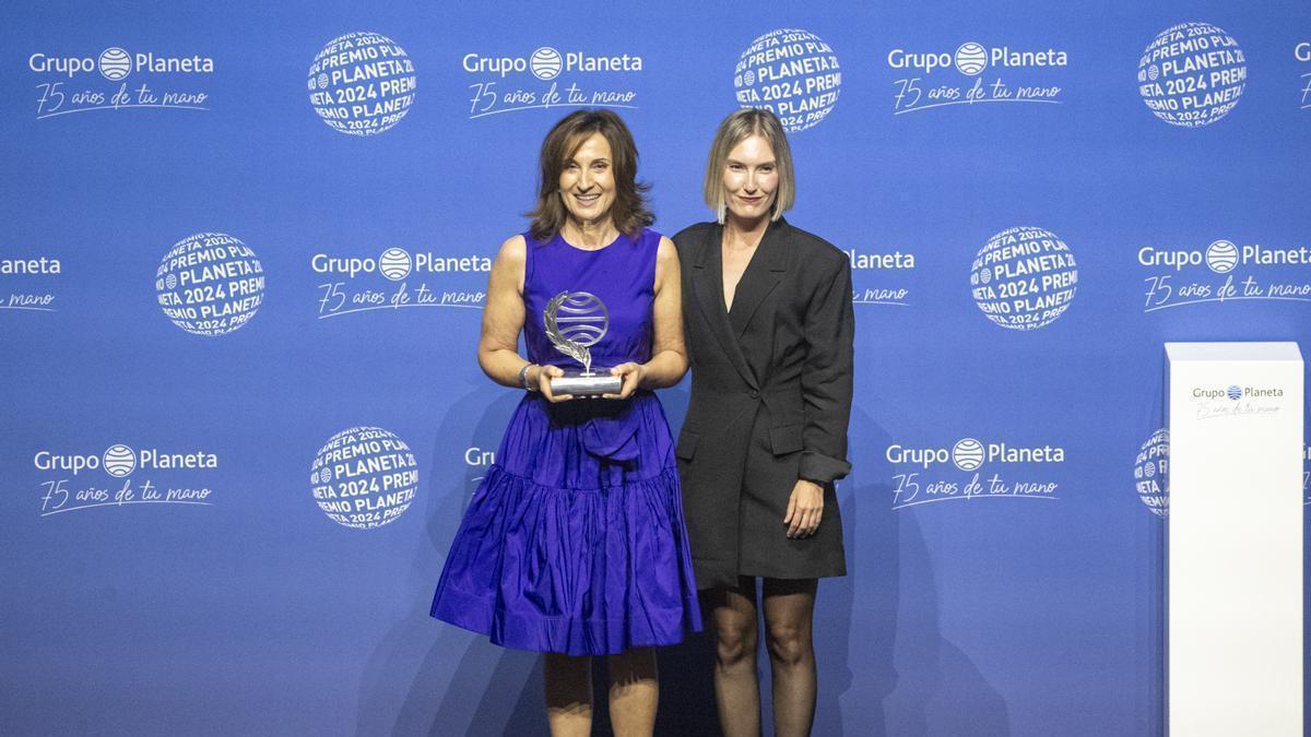 La ganadora del Premio Planeta, Paloma Sánchez-Garnica y la finalista del Premio Planeta, Beatriz Serrano, durante la Gala de entrega.