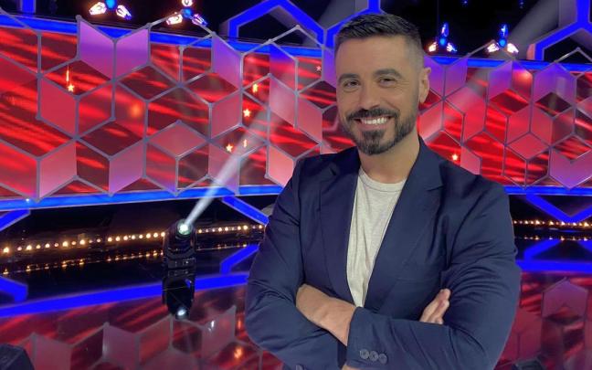 Gorka Rodríguez, nuevo presentador de ‘El Cazador Stars’, en el plató del programa.