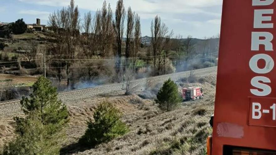 El incendio se produjo junto a las vías