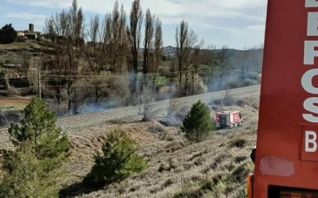 El incendio se produjo junto a las vías El incendio se produjo junto a las vías