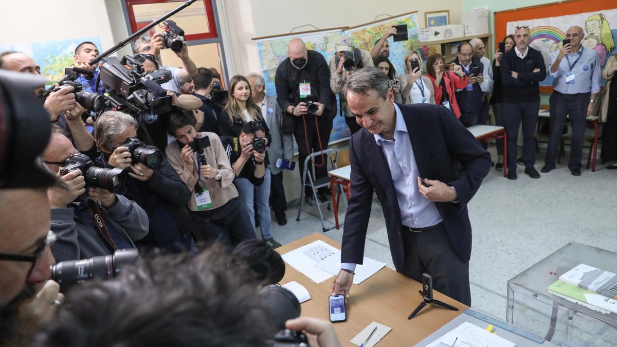 Kyriakos Mitsotakis, favorito según las últimas encuestas, emite su voto en un colegio electoral de Atenas.