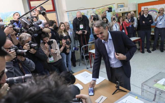 Kyriakos Mitsotakis, favorito según las últimas encuestas, emite su voto en un colegio electoral de Atenas.