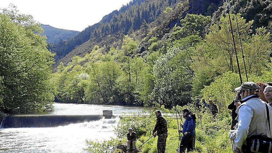 Salmoneros pescando y esperando turno en Endarlatsa. Este año se limitarán a pasear.