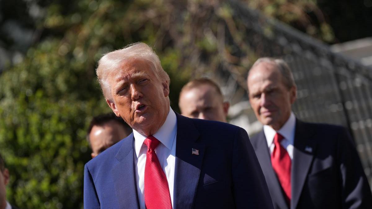 Donald Trump comparece ante los medios en los jardines de la Casa Blanca.