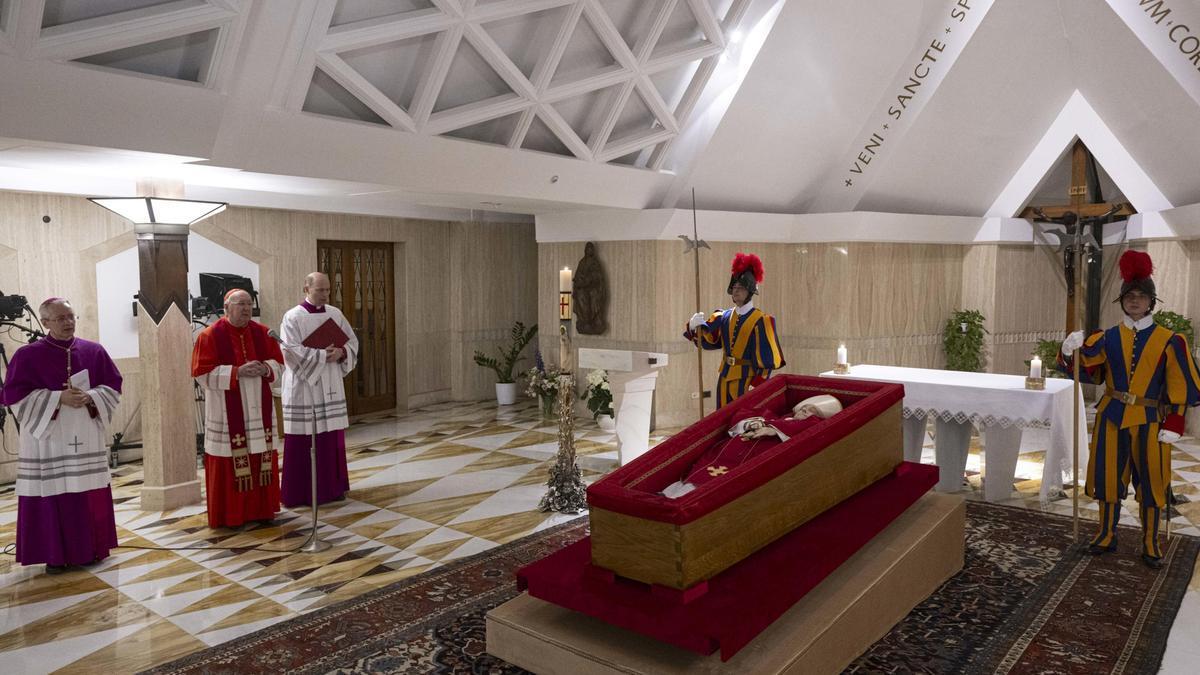 Imagen del féretro del Papa Francisco