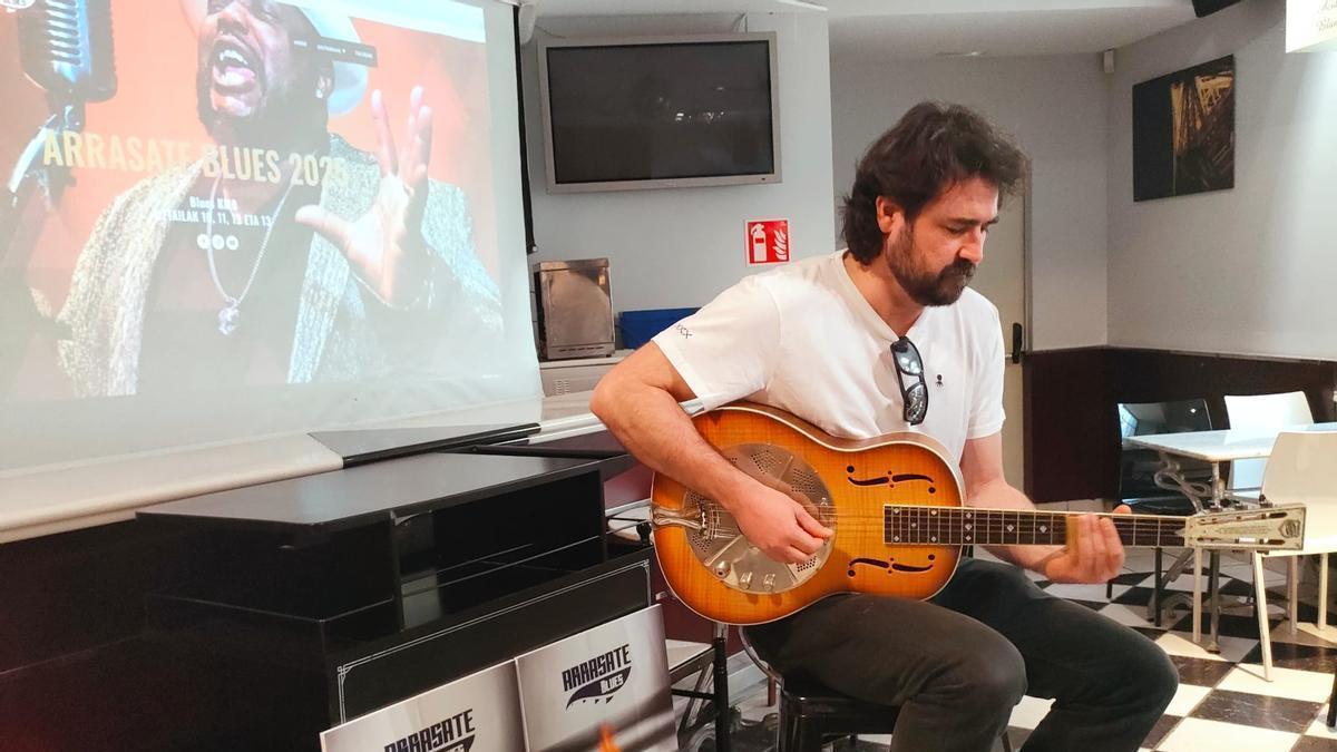 El músico Jaime Alvarellos, de JAC Electric (actuará el 11 de julio), interpretando un tema durante la presentación del festival.