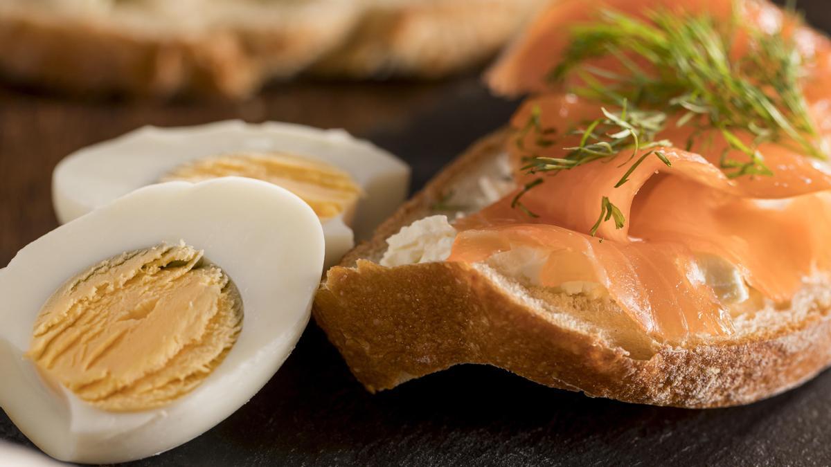 Huevo y salmón, dos alimentos ricos en vitamina D.