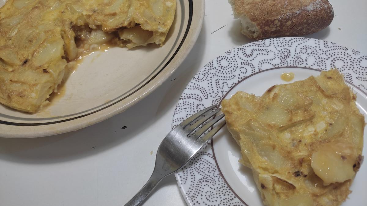 Una tortilla de patata hecha en la freidora de aire.