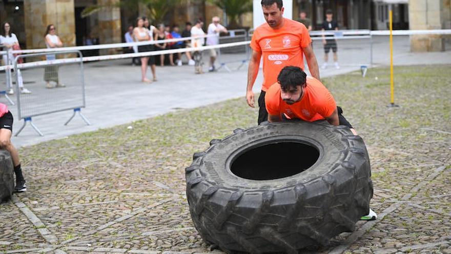 Un participante, intentando levantar una rueda.