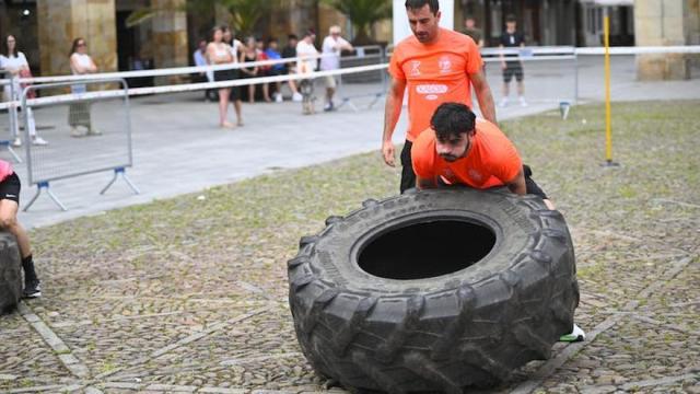 Un participante, intentando levantar una rueda. / Gorka Gómez Un participante, intentando levantar una rueda.