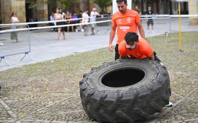 Un participante, intentando levantar una rueda. / Gorka Gómez Un participante, intentando levantar una rueda.