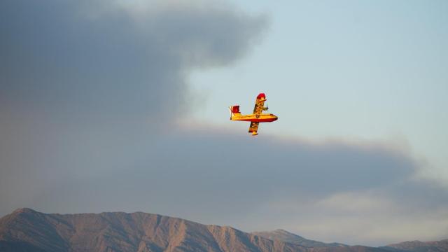 Un hidroavión en las tareas de extinción del incendio de Lozoyuela, en la Comunidad de Madrid