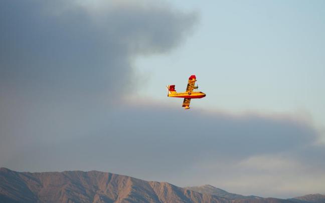 Un hidroavión en las tareas de extinción del incendio de Lozoyuela, en la Comunidad de Madrid