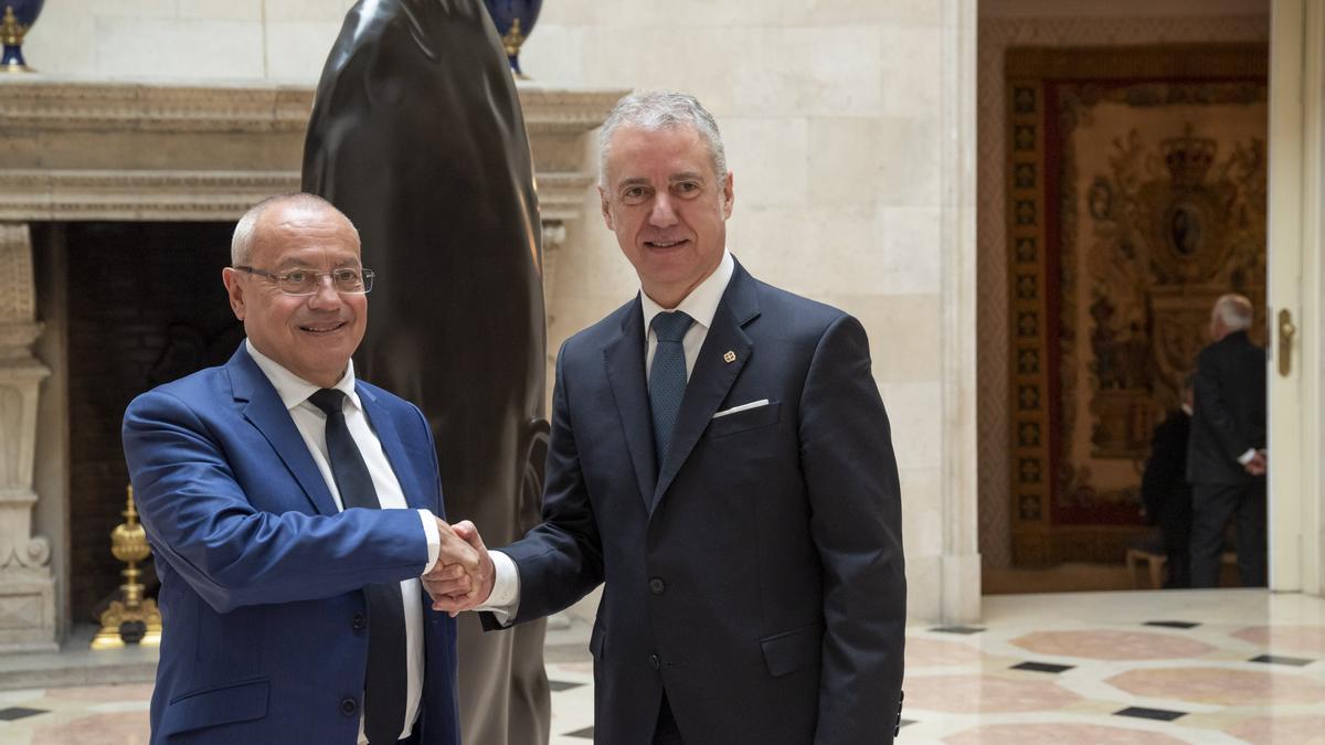 El embajador de Francia, Jean-Michel Casa, con el lehendakari Urkullu