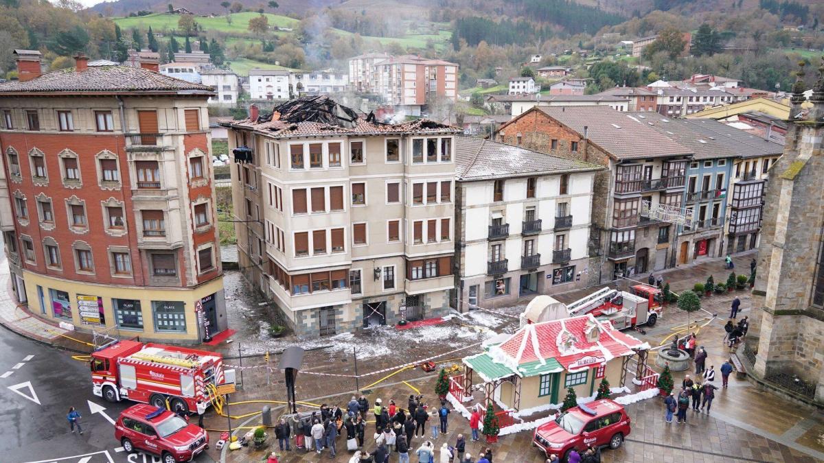 Incendio de un edificio en Balmaseda. PABLO VIÑAS