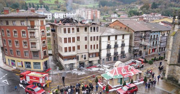Incendio de un edificio en Balmaseda. PABLO VIÑAS