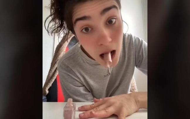 Inés, pintándose las uñas con la boca.