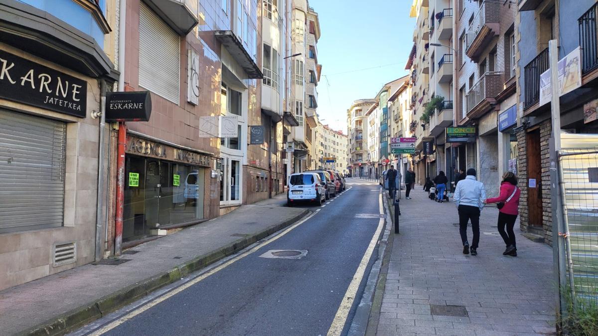 Vista de la calle Arragueta, objeto de unas obras de urbanización para mejorar la convivencia entre vehículos y peatones.