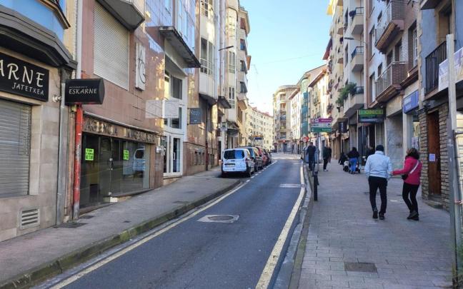 Vista de la calle Arragueta, objeto de unas obras de urbanización para mejorar la convivencia entre vehículos y peatones.