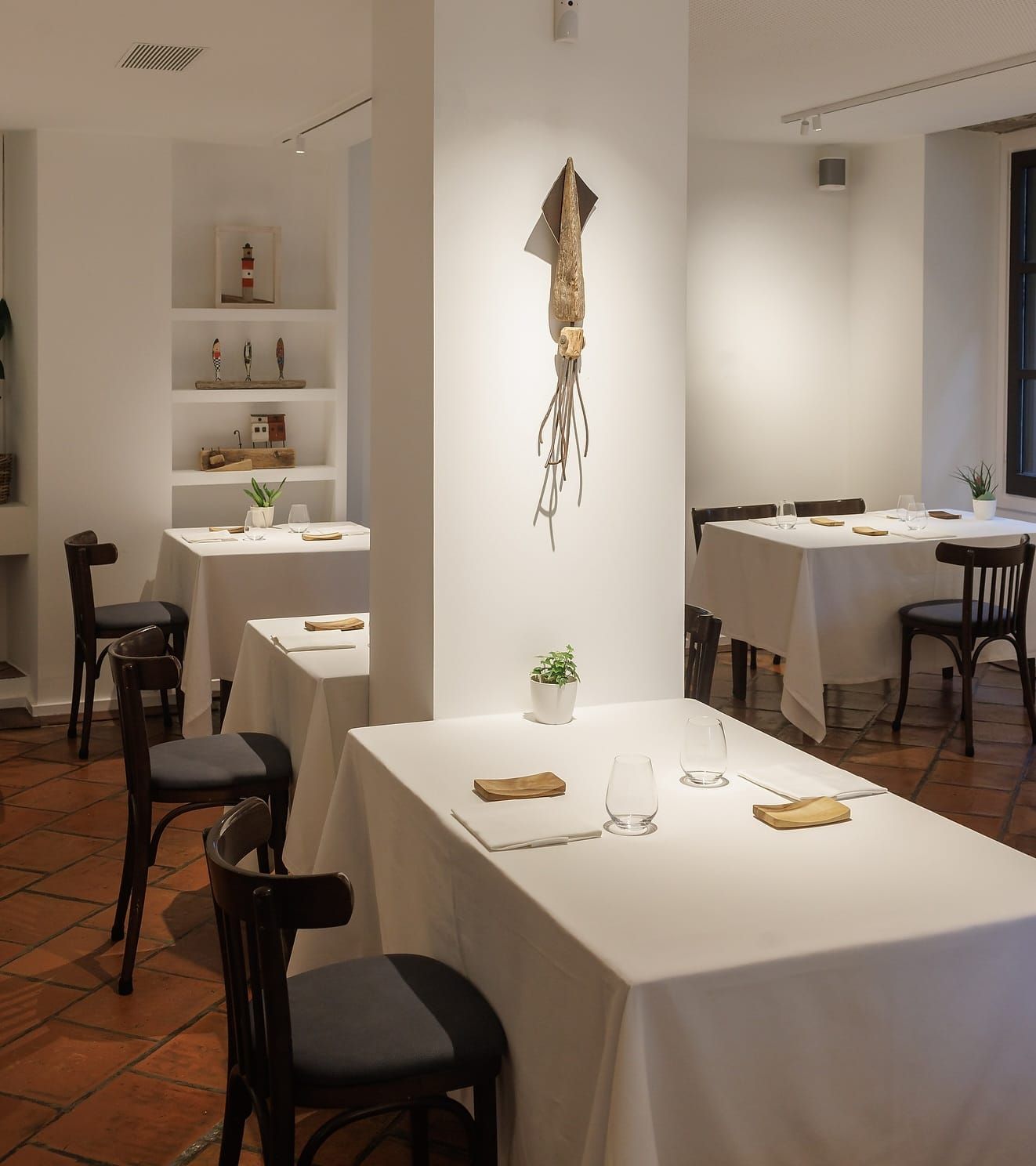 Detalle del comedor, con guiños decorativos al mar.
