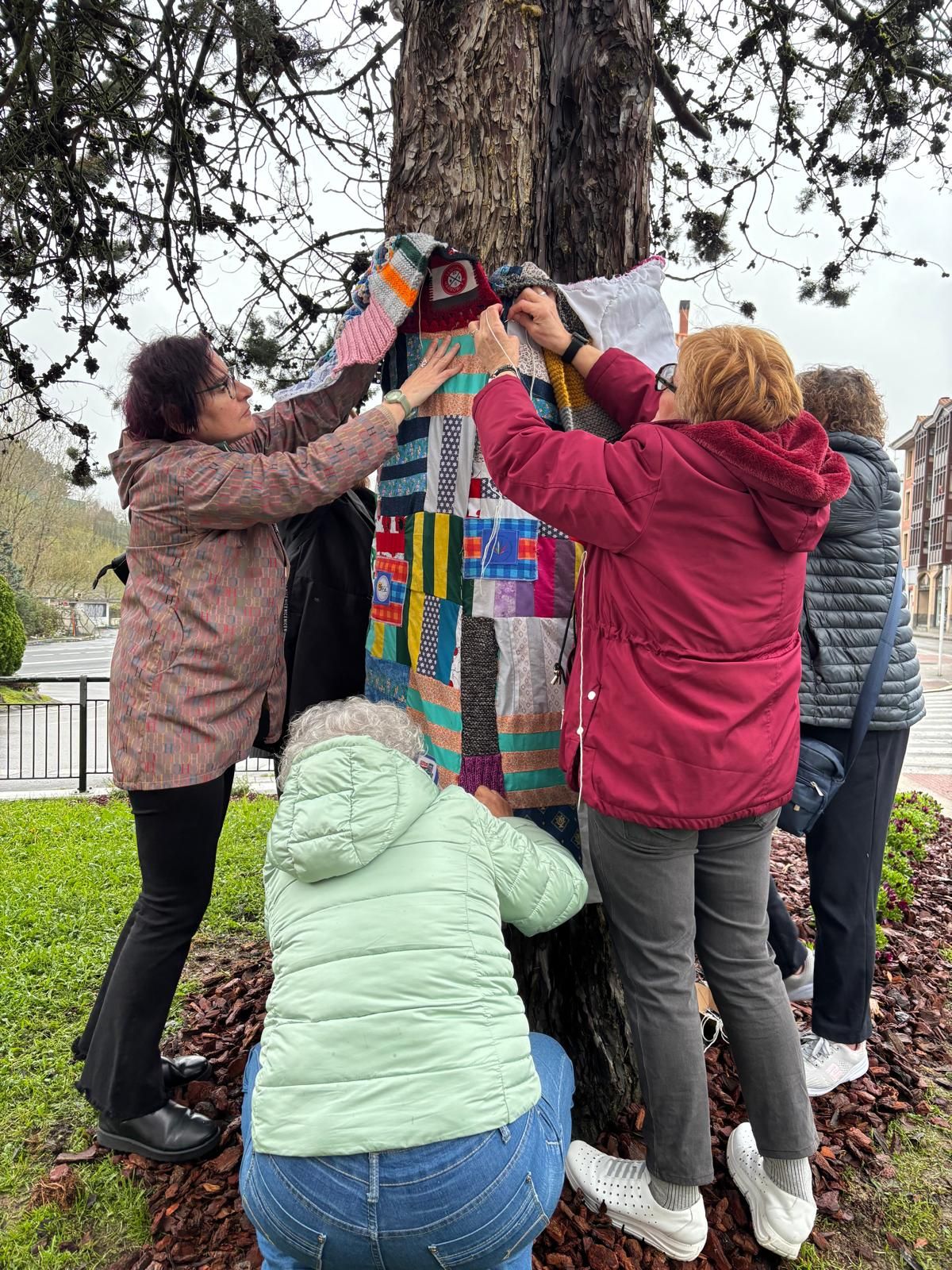 Asistentes al acto colaboraron en la decoración simbólica de un árbol