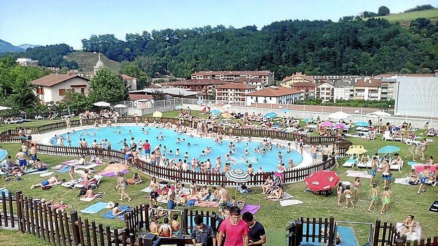 Las piscinas municipales al aire libre de Lazkao llenas de gente