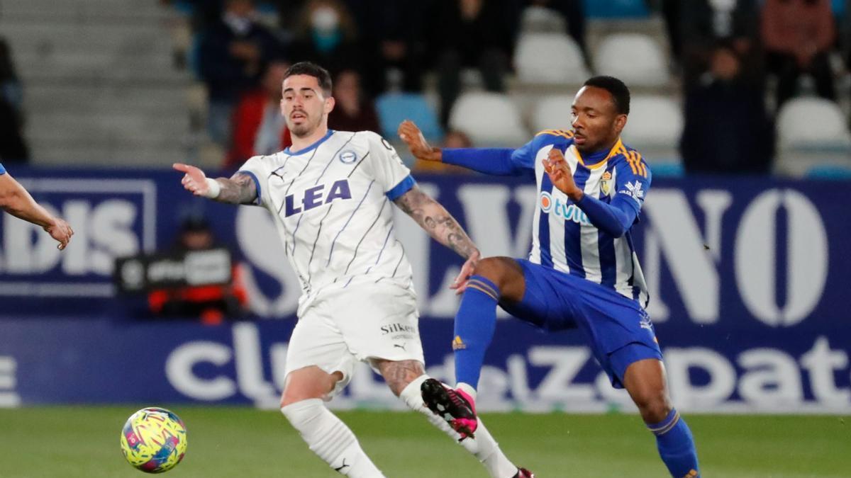 Miguel disputa un balón con Nwakali durante el Ponferradina-Alavés