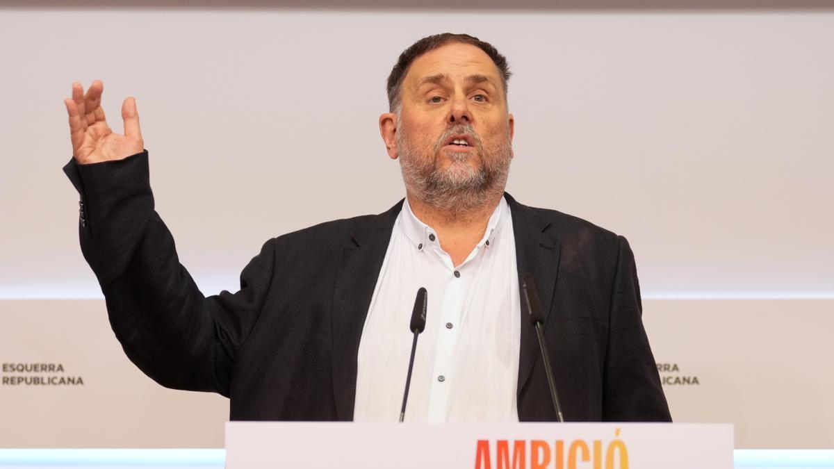 El presidente de ERC, Oriol Junqueras, durante la rueda de prensa de este sábado en la sede del partido, en Barcelona.