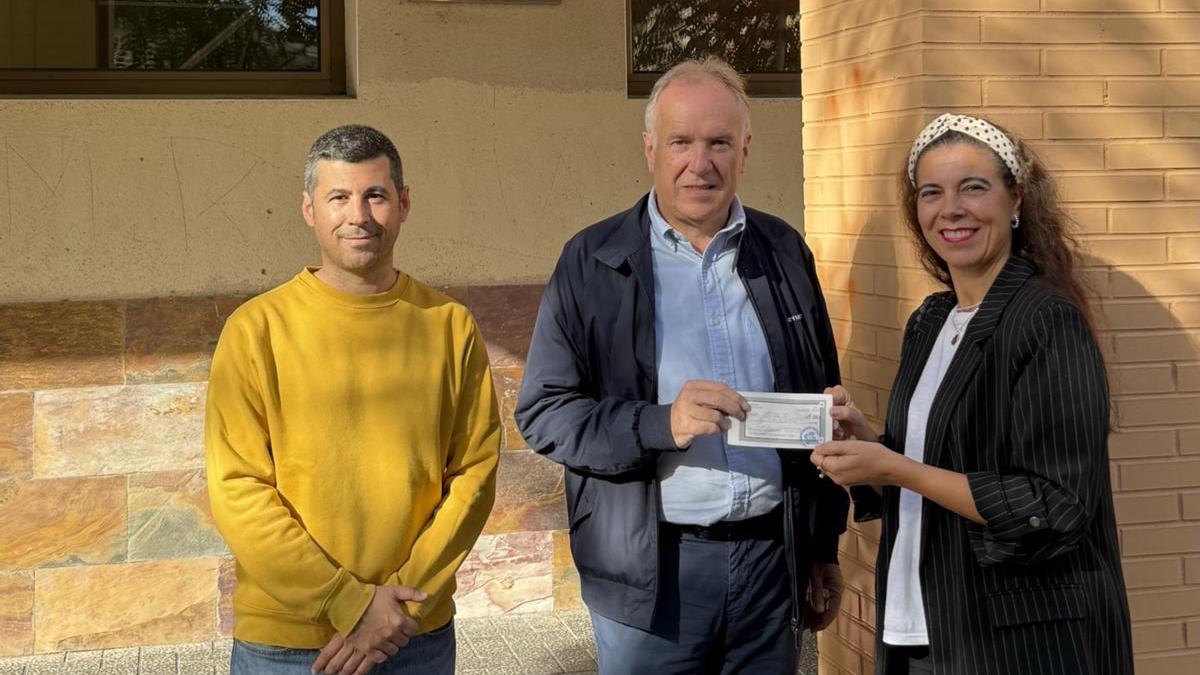 Momento de la entrega del talón con el dinero recaudado en la txosna del PNV en Arrate.