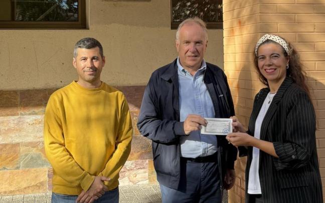 Momento de la entrega del talón con el dinero recaudado en la txosna del PNV en Arrate.