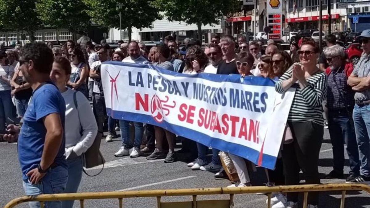 Imagen de la concentración de este sábado ante la lonja de Cangas (Pontevedra)