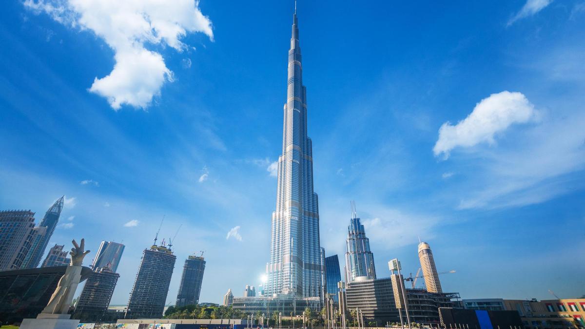 El rascacielos Burj Khalifa de Dubái (EAU) es el edificio más alto y con más pisos del mundo.