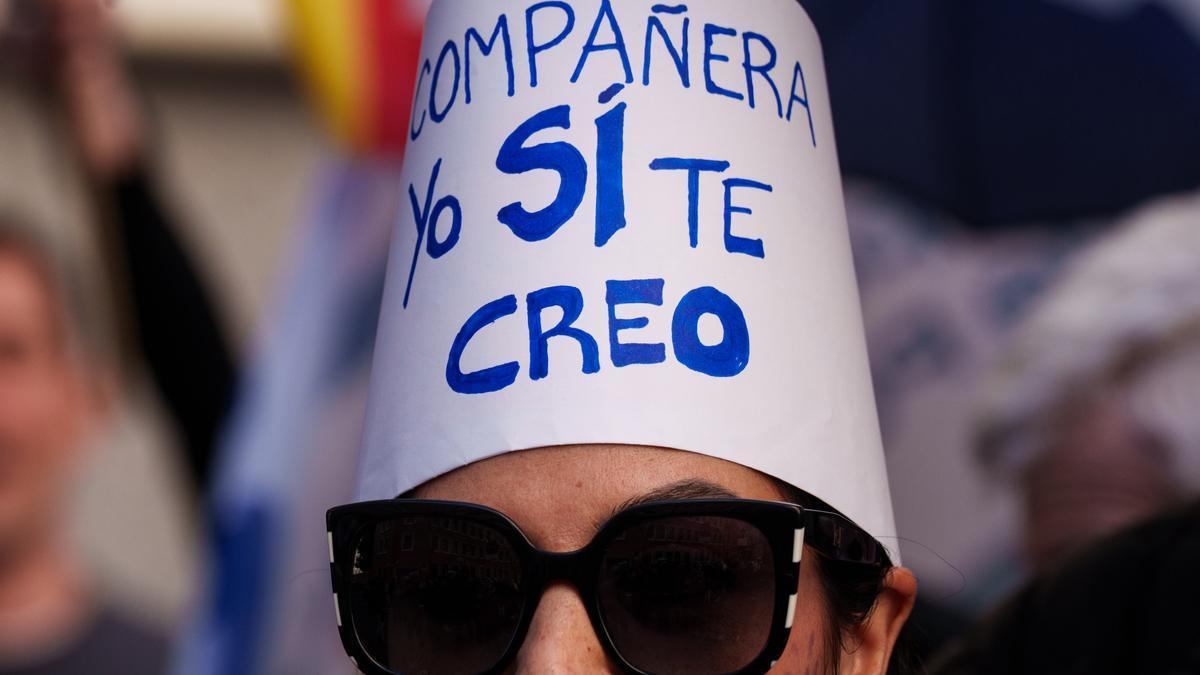 Miembros del sindicato Confederación Española de Policía (CEP) se concentran frente al Ministerio del Interior para exigir la dimisión del ministro del Interior, Fernando Grande-Marlaska.