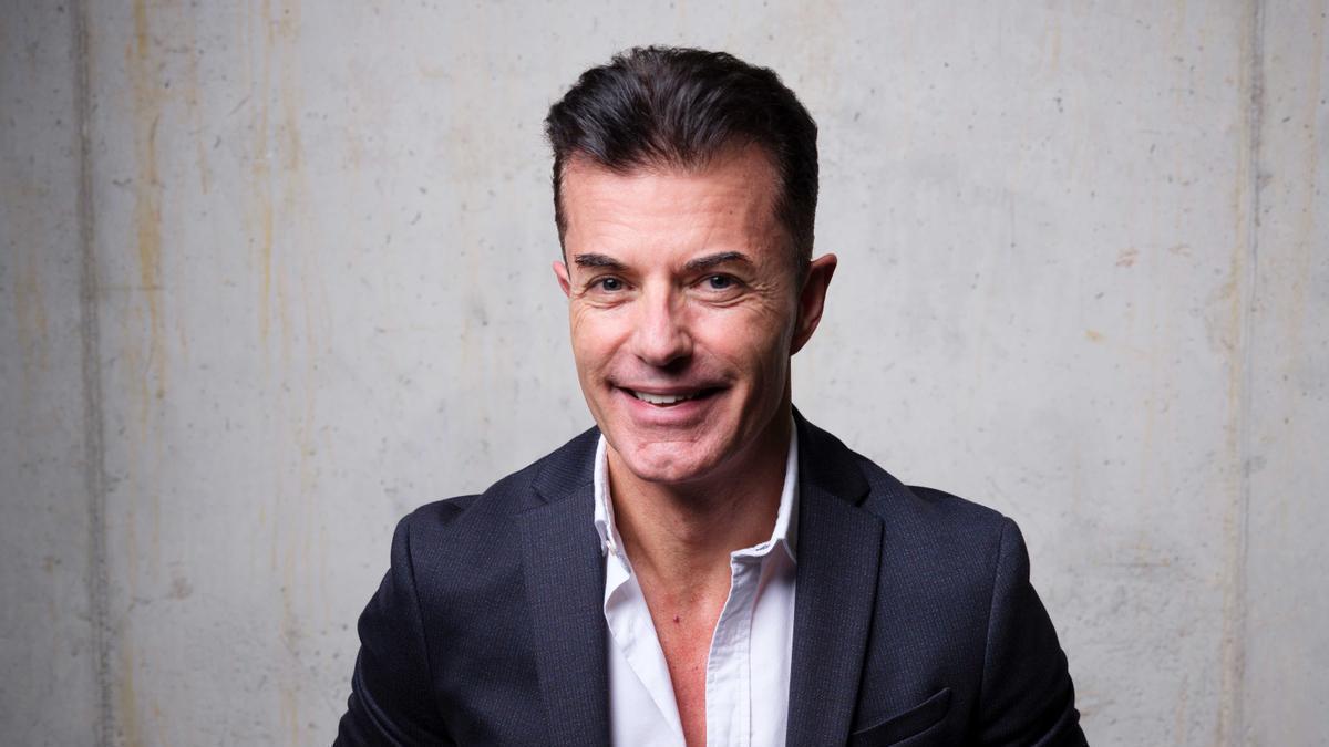 Manuel Viso, médico y divulgador, comparte su conocimiento en su libro 'Supersanos' y su cuenta ‘@manuelvisothedoc’.