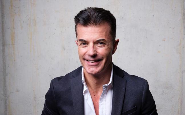 Manuel Viso, médico y divulgador, comparte su conocimiento en su libro 'Supersanos' y su cuenta ‘@manuelvisothedoc’.