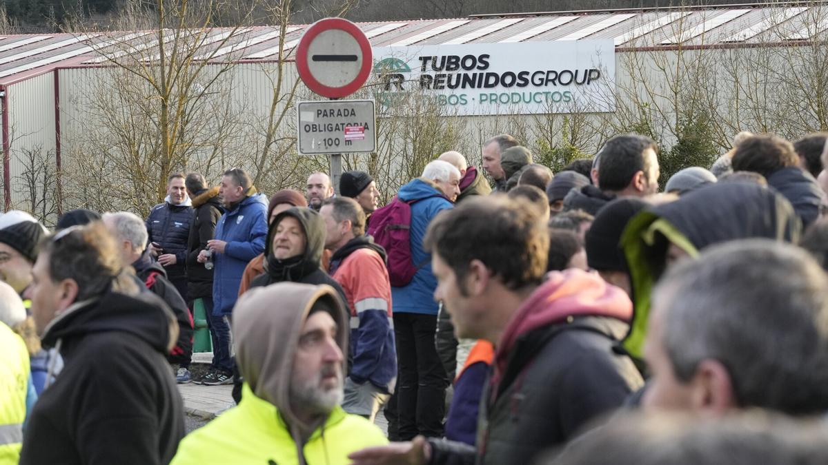 Trabajadores de Tubos Reunidos, a las puertas de la planta de Amurrio