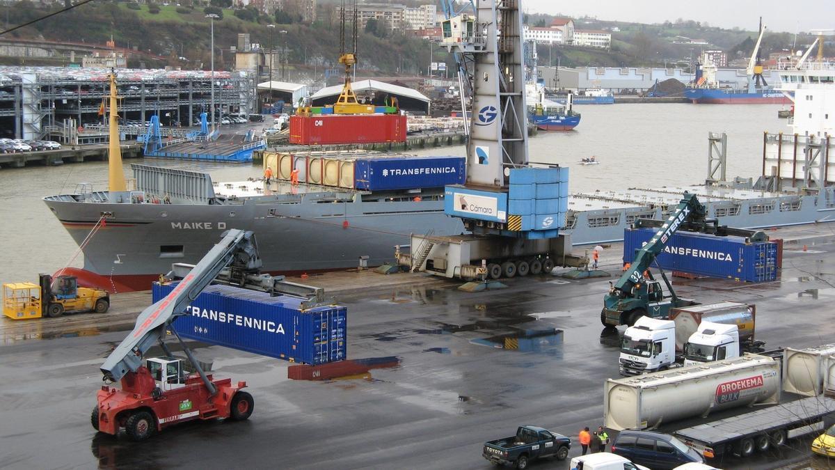 Carga de contenedores de mercancías destinadas al sector exterior en el Puerto de Pasaia.