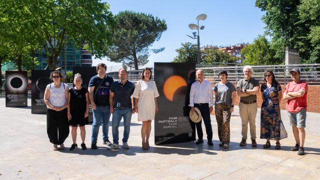 Pérez Iglesias presenta en Durango la exposición "El día de los dos atardeceres", centrada en el eclipse solar / IREKIA