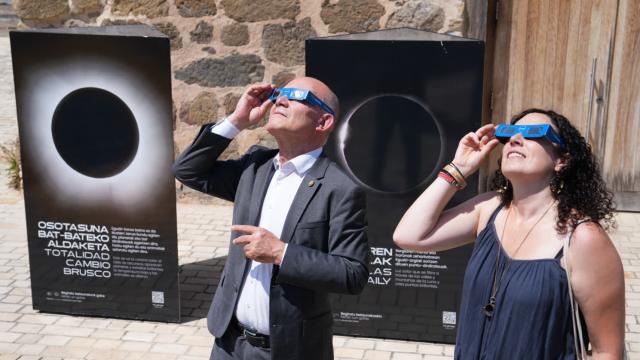 El consejero de Ciencia, Universidades e Innovación, Juan Ignacio Pérez Iglesias, prueba unas gafas de eclipse homologadas durante su visita al Valle de Añana / IREKIA 