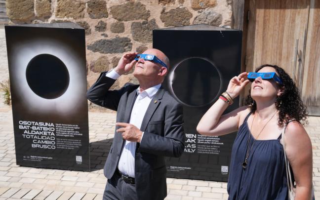 El consejero de Ciencia, Universidades e Innovación, Juan Ignacio Pérez Iglesias, prueba unas gafas de eclipse homologadas durante su visita al Valle de Añana / IREKIA 