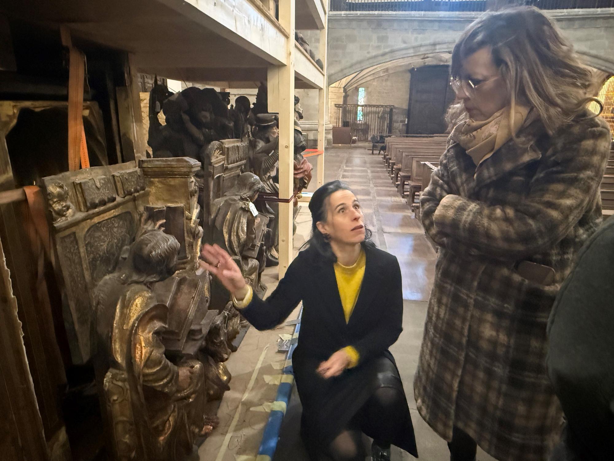 La diputada de Cultura, Goizane Álvarez, escucha las explicaciones de Maite Fernández, de Artez Restauración.