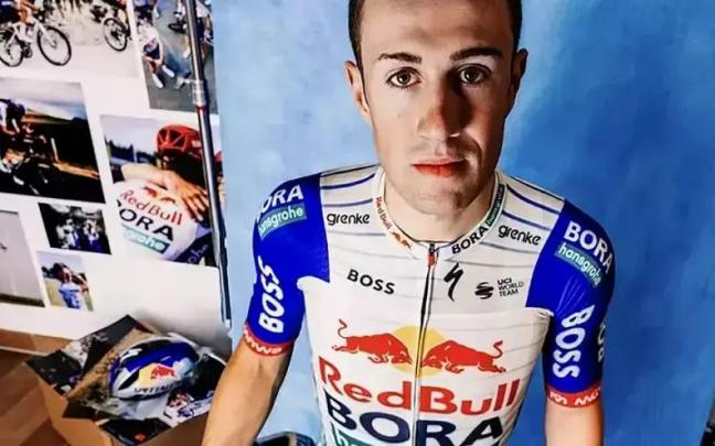 Haimar Etxeberria posa con el maillot del Red Bull.