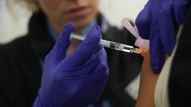 Una persona se vacuna frente a la gripe.