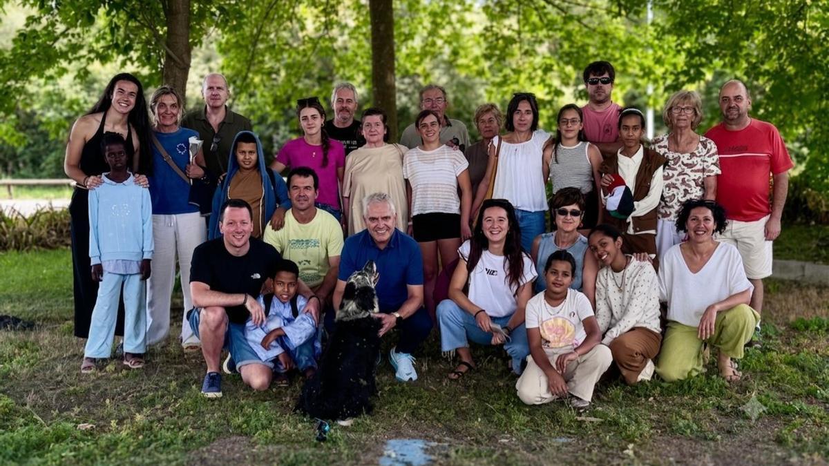 Los saharauis llegados a Urola Kosta con las familias que los acogerán dentro del programa Oporrak Bakean.