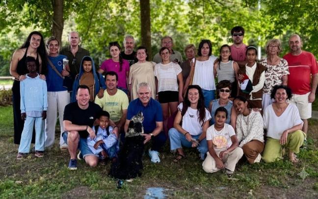 Los saharauis llegados a Urola Kosta con las familias que los acogerán dentro del programa Oporrak Bakean.