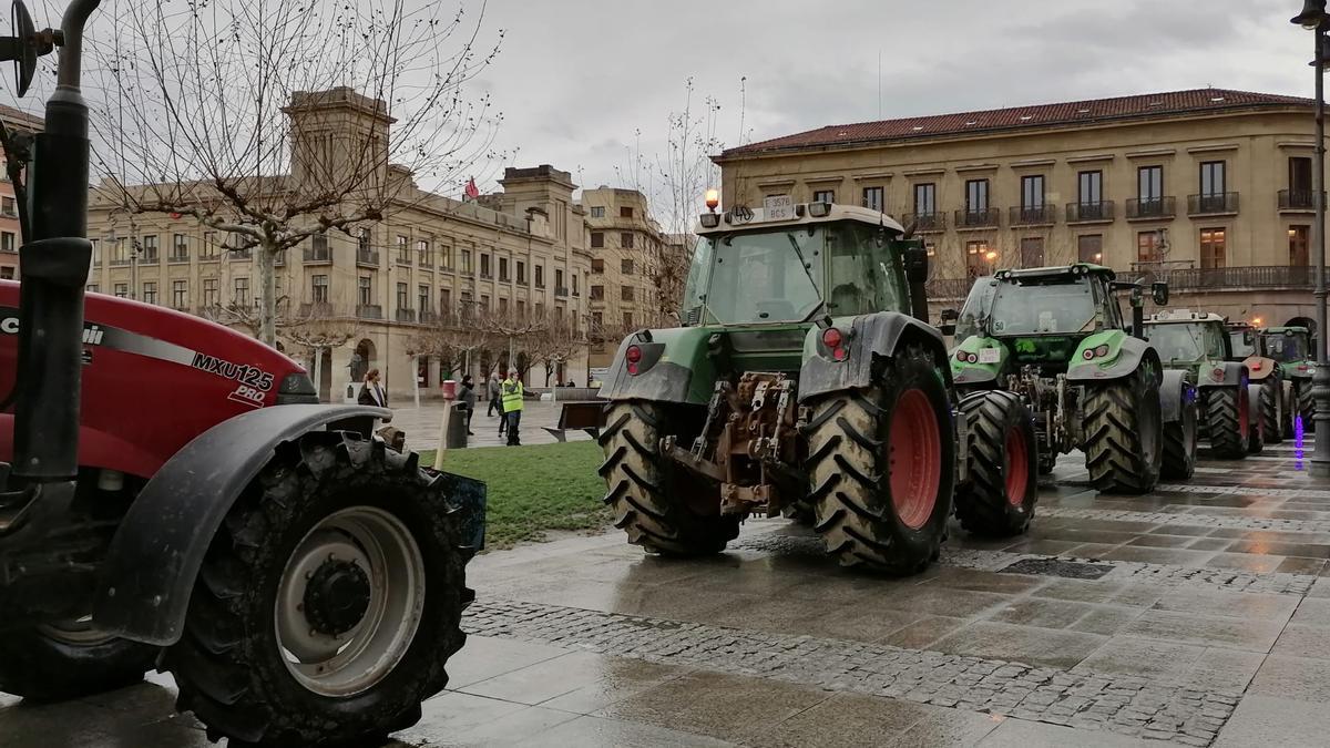 Tractores en la plaza del Castillo de Pamplona. Foto: Diario de Noticias