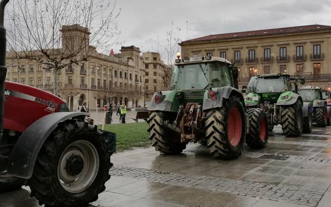 Tractores en la plaza del Castillo de Pamplona. Foto: Diario de Noticias Tractores en la plaza del Castillo de Pamplona. Foto: Diario de Noticias